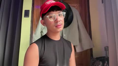 Snapshot of sweetguy102103 chatting on 12.02.25 khrayan online show from 12.02.25