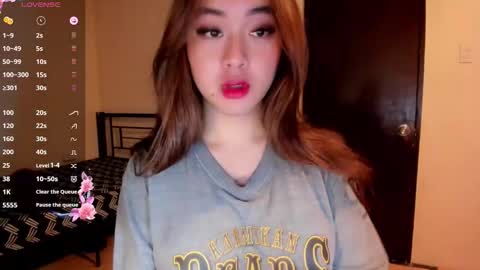 Snapshot of sweetlovepinay04 chatting on 05.18.26 Zoe online show from 05.18.26