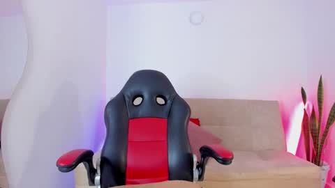 instagram sweetluna 0 online show from 12.15.25