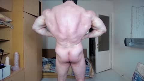 Snapshot of sweetmuscles_boy chatting on 06.11.26 Lorenzo online show from 06.11.26