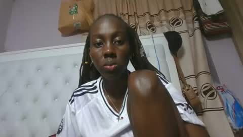 Snapshot of sweetnovah chatting on 05.18.26 Novah girlie online show from 05.18.26