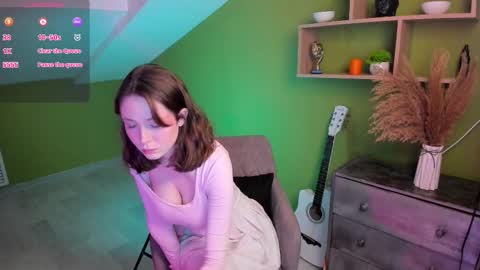 Snapshot of sweetshy_ chatting on 10.10.25 Alice online show from 10.10.25