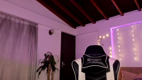 Cat independent model  online show from 12.12.24