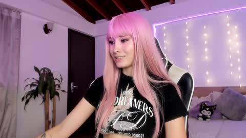 Cat independent model  online show from 12.27.24