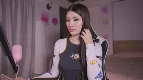 Cat independent model  online show from 11.05.25