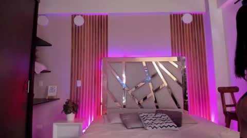 Snapshot of sweetviolet___ chatting on 09.17.25 sweetviolet___ online show from 09.17.25