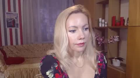 Snapshot of sweety_friend chatting on 11.18.25 Sweety friend online show from 11.18.25