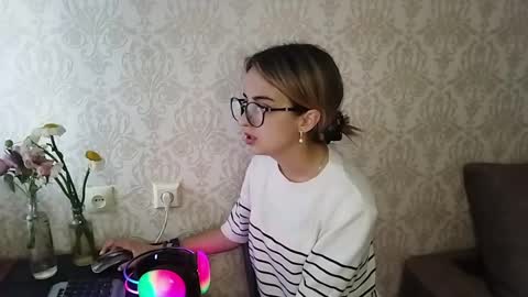 Snapshot of sylviaoris chatting on 05.29.26 Emily online show from 05.29.26