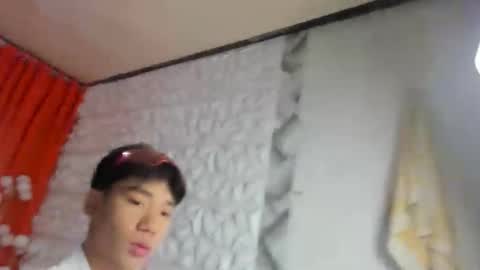 Snapshot of symonfoster chatting on 05.19.26 symonfoster online show from 05.19.26