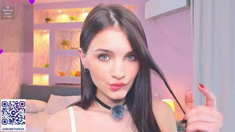 Snapshot of synne_glows chatting on 11.19.25 Eva online show from 11.19.25