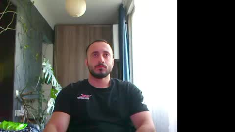Snapshot of t_huracane chatting on 04.25.26 Huracane online show from 04.25.26