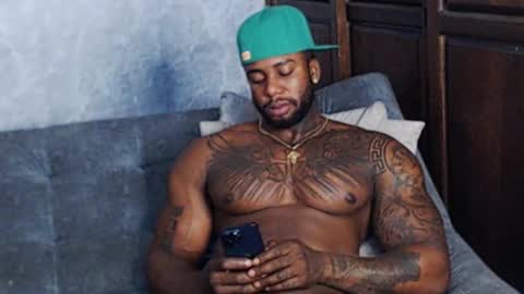 Tairon Tucke online show from 01.08.25