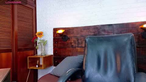 Snapshot of tamara_sanz1 chatting on 11.08.25 online show from 11.08.25