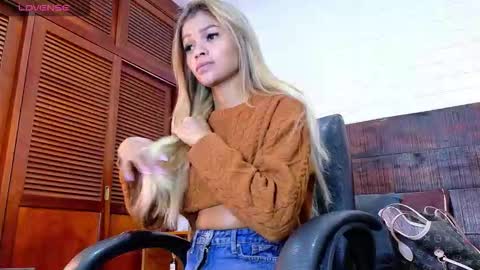 Snapshot of tamara_sanz1 chatting on 11.15.25 online show from 11.15.25