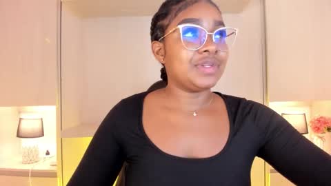 Snapshot of tamarazaki chatting on 10.29.25 Tami online show from 10.29.25