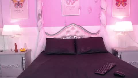 Snapshot of taniapierce chatting on 05.21.26 Tania Pierce online show from 05.21.26