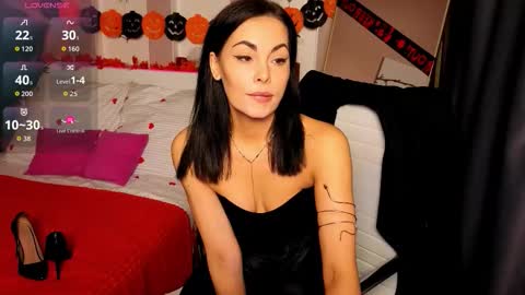 Snapshot of tashahoney chatting on 10.30.25 Tasha online show from 10.30.25