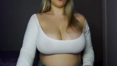 Snapshot of tateisblonde chatting on 02.14.26 tateisblonde online show from 02.14.26