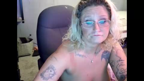 Lisa Lovely online show from 01.22.25