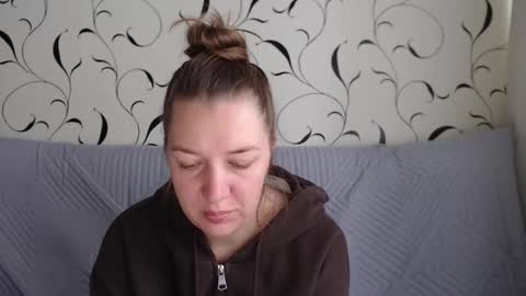 Snapshot of taxxxu chatting on 09.24.25 Diana online show from 09.24.25