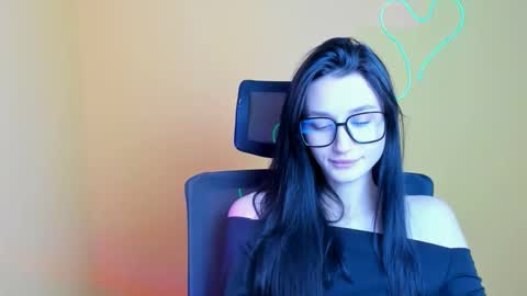 Snapshot of tayavibe chatting on 11.24.25 Taya online show from 11.24.25