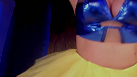 Taylor  Help me to get 100 thumbs up online show from 12.13.24