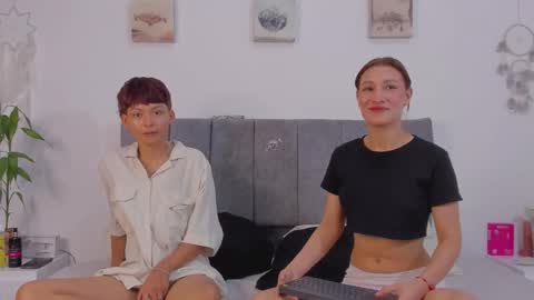 Snapshot of tefi_meow_ chatting on 12.22.25 Estefani online show from 12.22.25