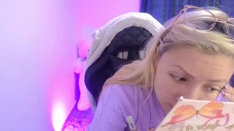 Snapshot of tessawhisnton chatting on 01.19.25 Tessy online show from 01.19.25