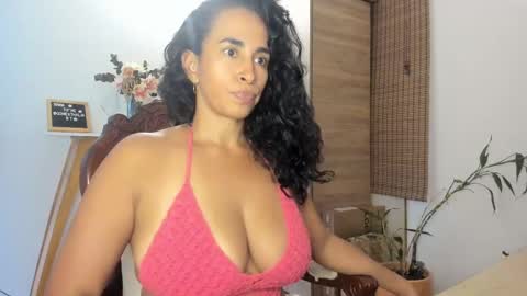 Snapshot of thali_gomex chatting on 02.25.25 Thalia Gomex online show from 02.25.25