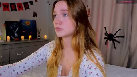 Snapshot of thatonerabbit chatting on 10.27.25 Alice online show from 10.27.25