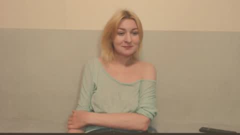 Snapshot of the_basic_instinctt chatting on 06.14.26 Eva online show from 06.14.26