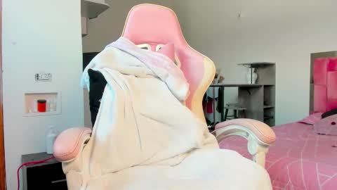 Snapshot of the_queen_aleja chatting on 12.20.25 IGAleja queen1 online show from 12.20.25