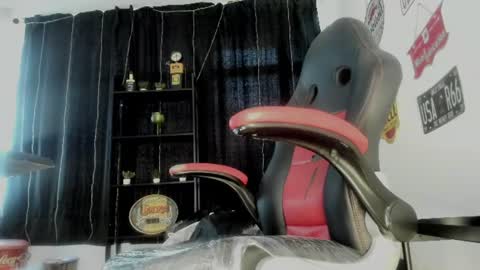 Snapshot of thebeastmaster_ chatting on 06.15.26 the beast master online show from 06.15.26