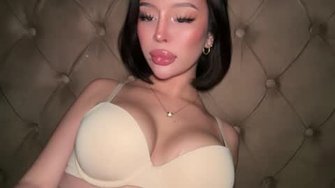 Elle  dont forget to folloW me and thumbs up online show from 03.28.26