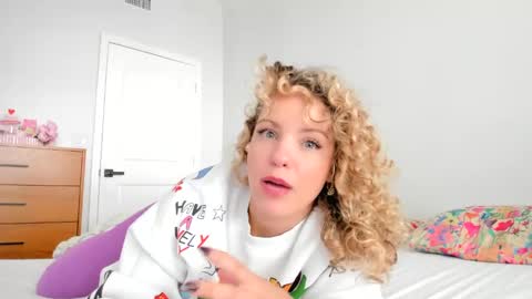 Snapshot of theislandgirl chatting on 01.08.25 Lily Marie online show from 01.08.25