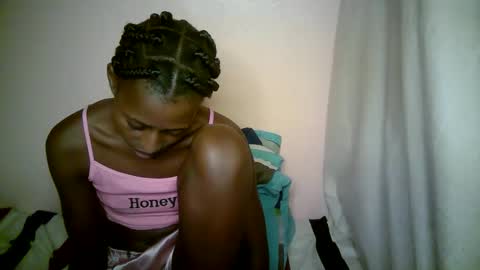 Snapshot of therry_heart chatting on 09.19.25 hearty online show from 09.19.25