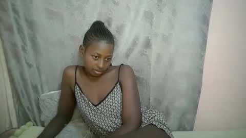 Snapshot of therry_heart chatting on 10.11.25 hearty online show from 10.11.25