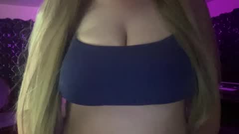 Snapshot of thewildwonderland chatting on 11.18.25 The Wild Wonderland online show from 11.18.25