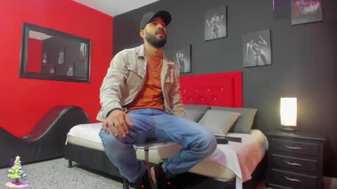 Snapshot of thiagomez17 chatting on 12.03.25 Thia Gomez online show from 12.03.25