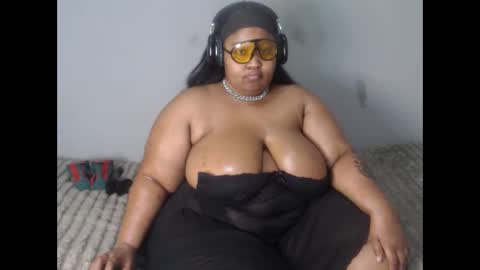 Snapshot of thickassmamie26 chatting on 05.30.26 thickassmamie26 online show from 05.30.26