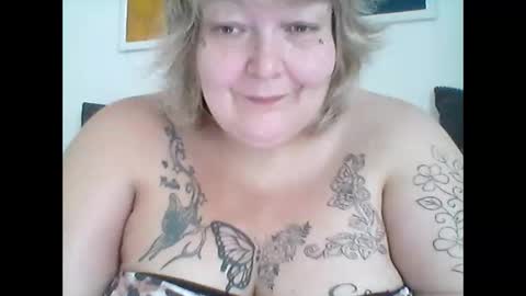 Snapshot of thickdarkangel chatting on 05.26.26 thickdarkangel online show from 05.26.26