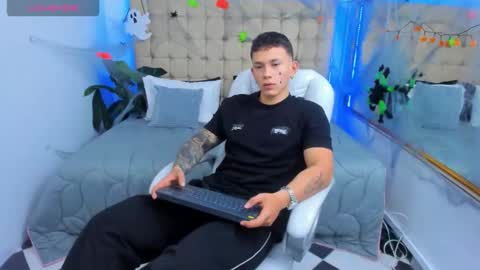 Snapshot of thomas_moon_ chatting on 10.31.25 Thomas online show from 10.31.25