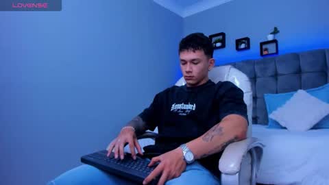 Snapshot of thomas_moon_ chatting on 11.27.25 Thomas online show from 11.27.25