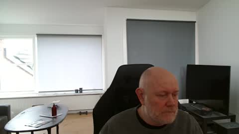 Snapshot of thomash32 chatting on 10.25.25 thomash32 online show from 10.25.25