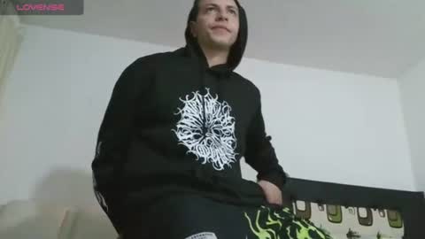 Snapshot of thomasjons chatting on 06.15.26 thomasjons online show from 06.15.26