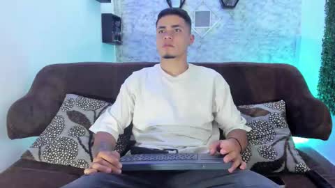 Snapshot of thomass_conor chatting on 11.18.25 thomass_conor online show from 11.18.25