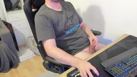 Snapshot of thommy2008 chatting on 10.17.25 thommy2008 online show from 10.17.25