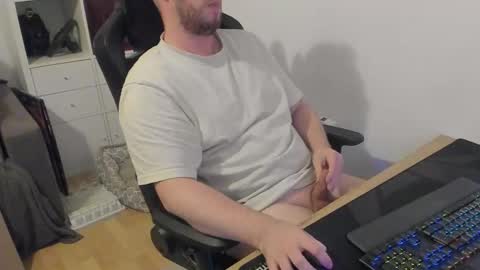 Snapshot of thommy2008 chatting on 10.31.25 thommy2008 online show from 10.31.25