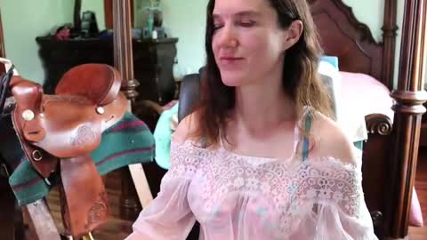 Snapshot of thornbury_rose chatting on 04.26.26 ThornburyRose online show from 04.26.26