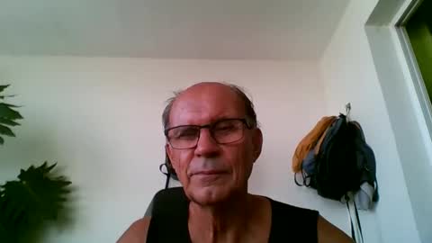 Snapshot of tiaretiareopui chatting on 12.23.25 tiaretiareopui online show from 12.23.25